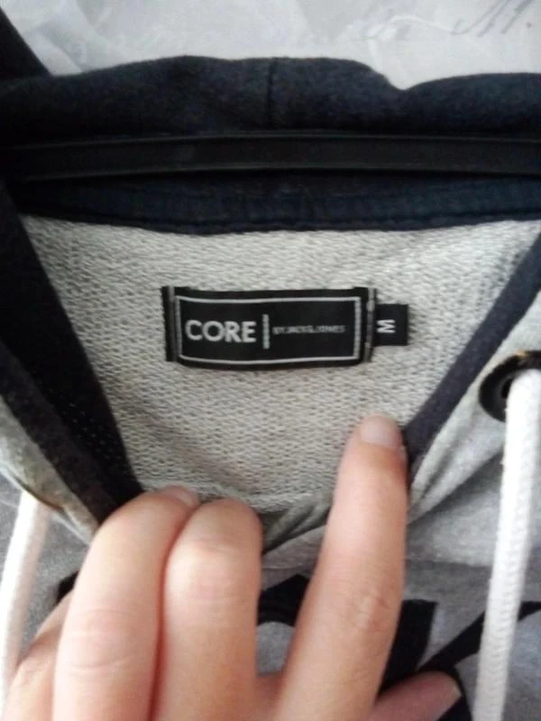 Suéter com capuz cinza, tamanho M para homens. – photo 3